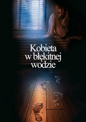 Kobieta w błękitnej wodzie
