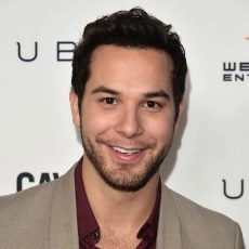 Skylar Astin