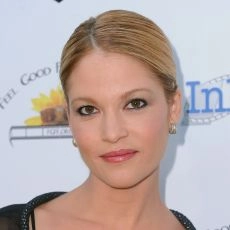 Nicki Aycox