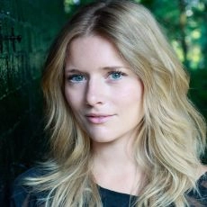 Amy De Bhrún