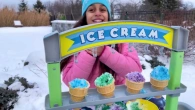 Hermanitas divertidas finge vender helado de un camión de helados